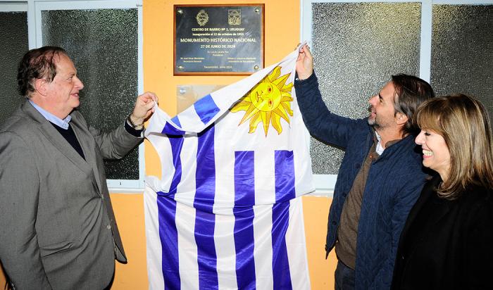 Presidente Luis Lacalle Pou junto a autoridades descubre la placa recordatoria