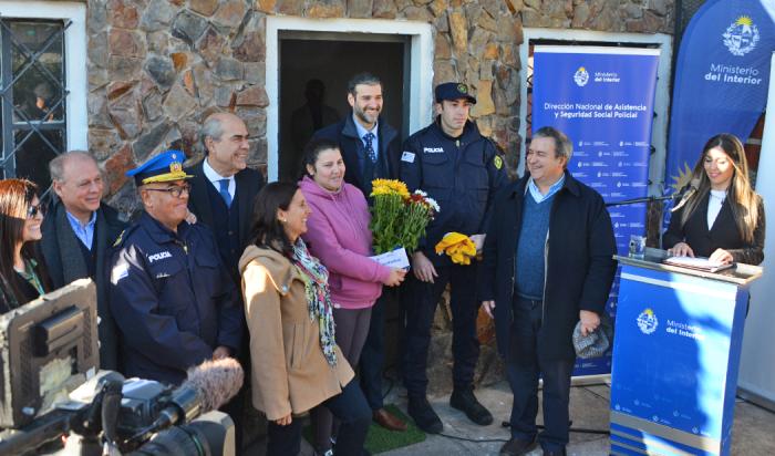 Autoridades y familia que recibe su vivienda en la puerta de casa