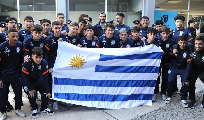 Plantel que viajará y autoridades con el pabellón nacional