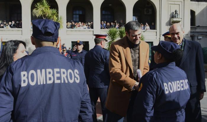 Martinelli y Abdala con bomberos