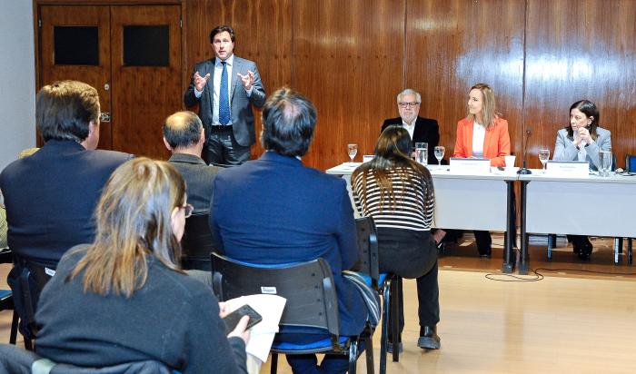 Mesa de expositores durante oratoria del presidente del BCU, Diego Labat