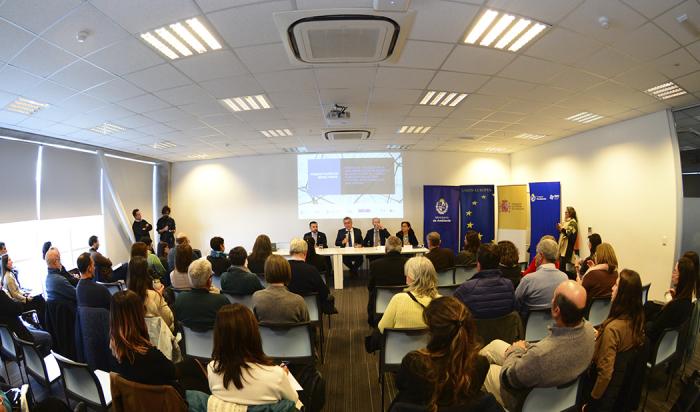 Sala del evento con las autoridades integrantes del panel y el público presente