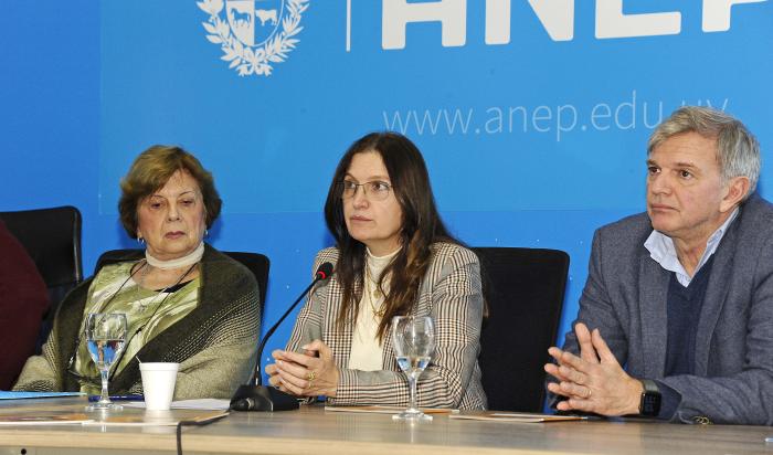 Autoridades en conferencia de prensa