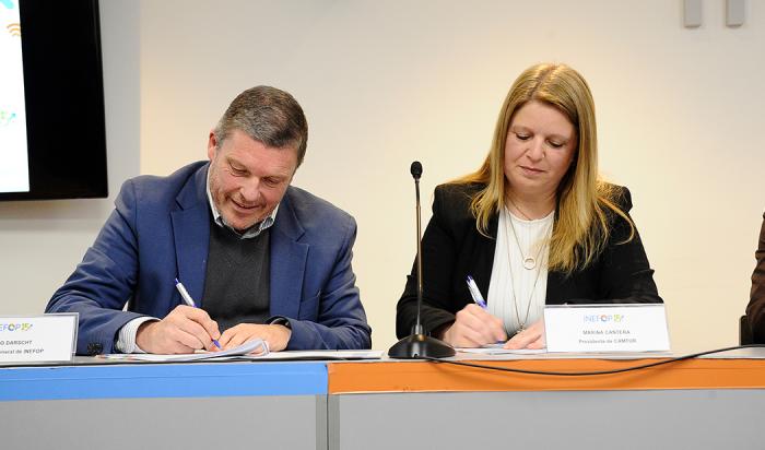 Pablo Darscht y Marina Cantera durante la firma del acuerdo