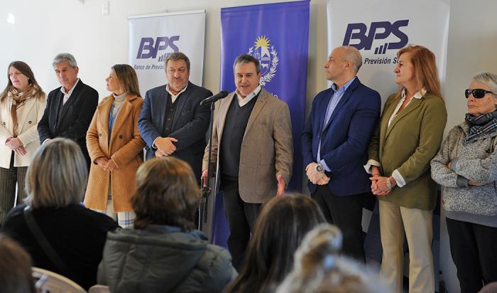 Ministro Lozano y Cabrera del BPS en entrega de viviendas a jubilados