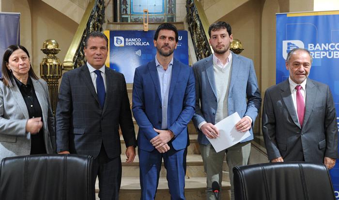 Autoridades presentan Mi BROU Tarjeta Joven