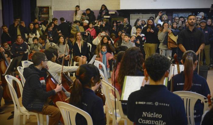 Niños y autoridades