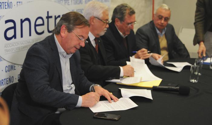 Falero, Castaingdebat y representante de Anetra firman acuerdo
