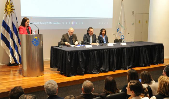 Mesa de autoridades durante la presentación de la actividad