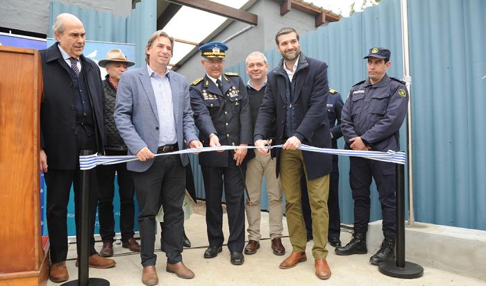 Ministro del Interior, Nicolás Martinelli y presidente de Mevir, Juan Pablo Delgado cortan la cinta junto a autoridades policiales 