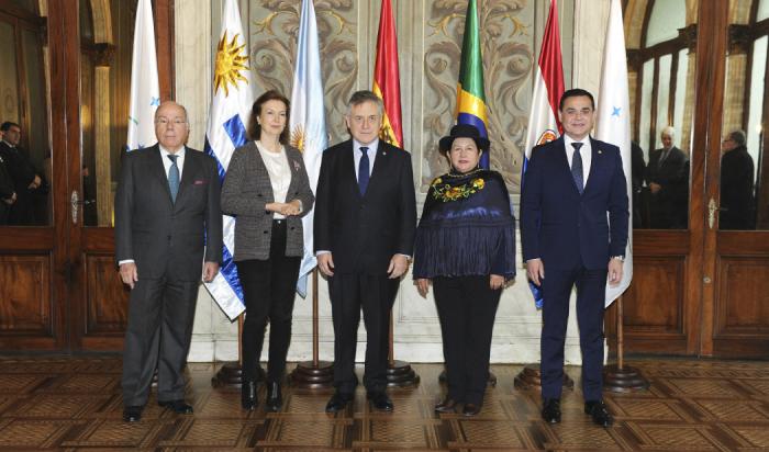 Cancilleres del Mercosur posan para la foto protocolar