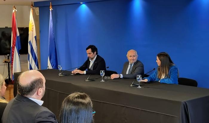 Ministro de Educación y Cultura, Pablo da Silveira junto a autoridades de la Educación