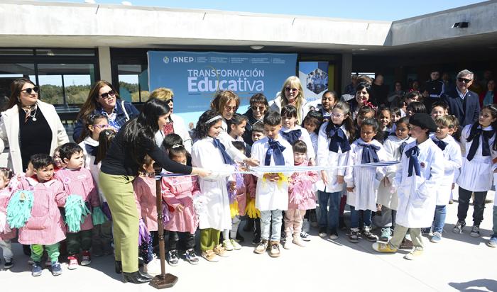 Inauguración del edificio de la escuela n.° 244