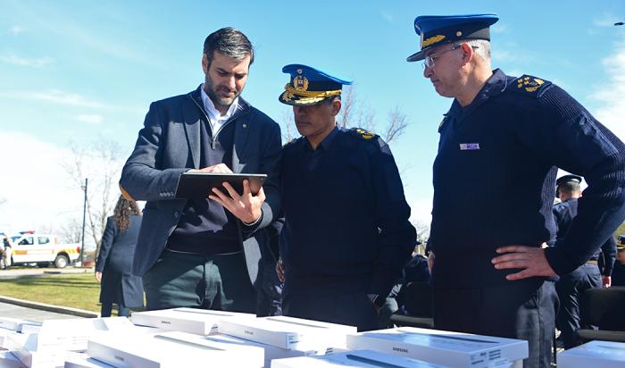 Ministro del Interior Nicolás Martinelli junto a jerarcas policiales durante el acto de entrega de los equipos 