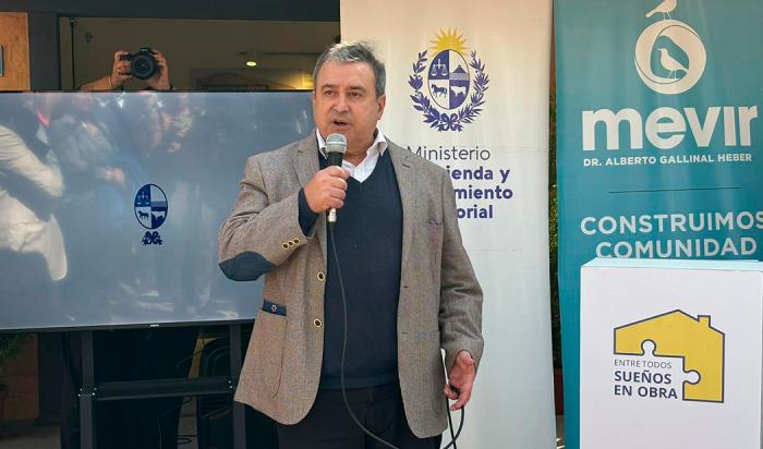 Ministro de Vivienda y Ordenamiento Territorial, Raúl Lozano, durante su oratoria