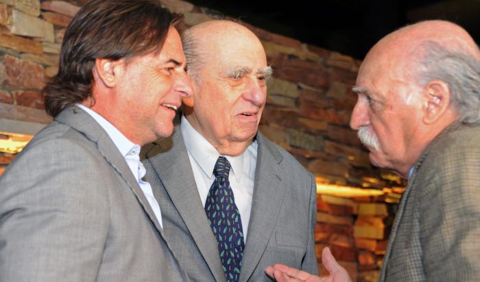 Presidente Luis Lacalle Pou junto al expresidente Julio María Sanguinetti y Juan Carlos López