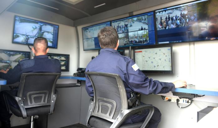Efectivos policiales monitorean las cámaras de videovigilancia 