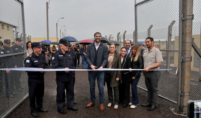 Ministro del Interior Nicolás Martinelli junto a jerarcas policiales durante el acto de corte de cinta