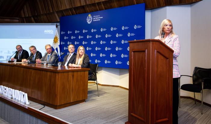 Presidenta en ejercicio, Beatriz Argimón, durante su exposición en el evento