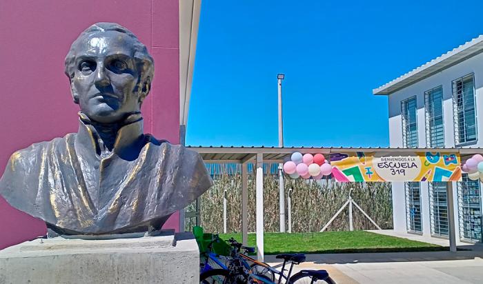 Vista de la escuela desde afuera con busto de José Artigas