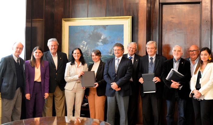 Autoridades del MEF, Fonplata e intendencia de Maldonado tras firma de acuerdo