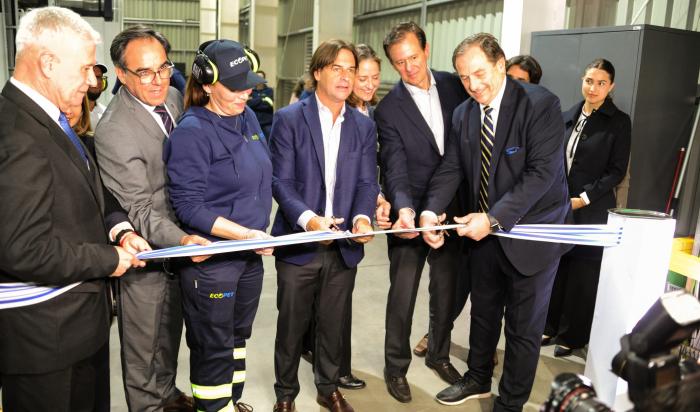 Presidente Luis Lacalle Pou junto a representantes de la empresa durante el corte de cinta