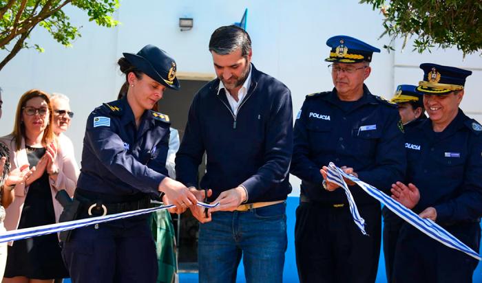 Ministro Nicolás Martinelli con autoridades policiales durante el corte de cinta