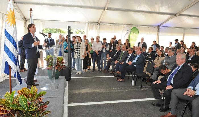 Lacalle Pou inaugurando obras en puerto de Colonia