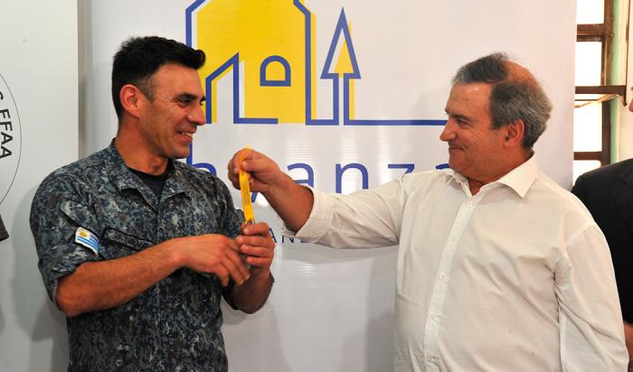 Lozano entrega llave de vivienda a efectivo militar