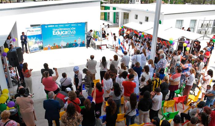 Imagen desde arriba de la escuela con padres, alumnos, docentes y autoridades