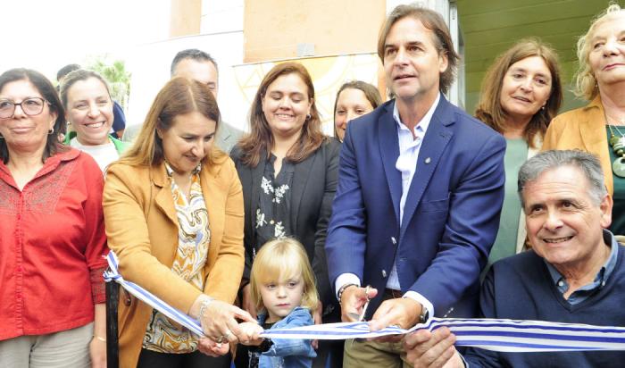 Presidente Luis Lacalle Pou junto a autoridades y lugareños corta la cinta del centro Rinconcito de Luz, para bebes de 45 días a 2 años