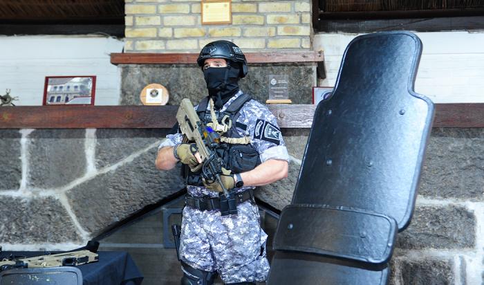 Efectivo policial con el equipamiento adquirido
