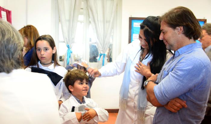 Lacalle Pou en centenario de escuela n.° 79