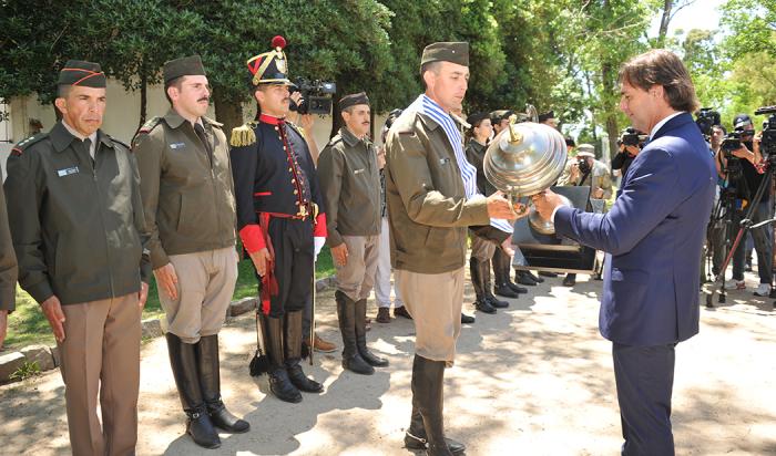 Presidente Luis Lacalle Pou entrega la copa al ganador Presidente Luis Lacalle Pou entrega la copa al ganador