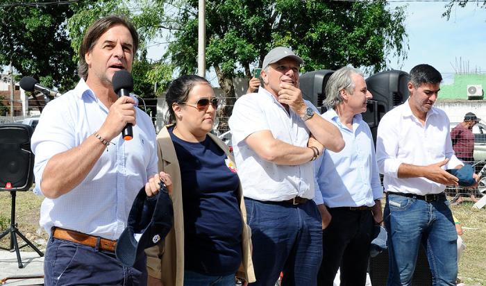 Lacalle Pou en liceo de Lascano y empresa coopar