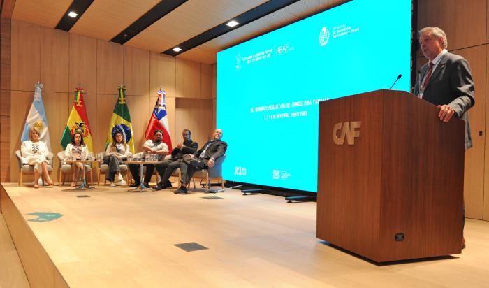 Ministro Mattos disertando