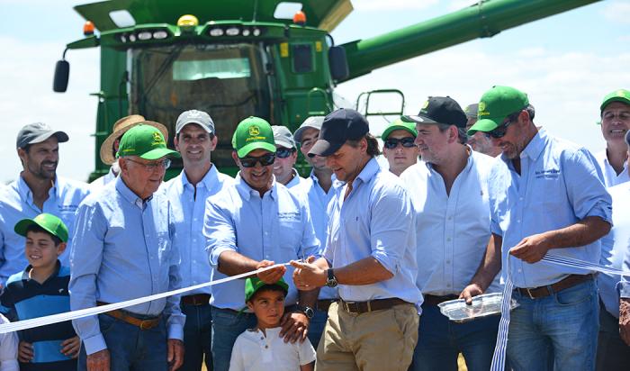 Lacalle Pou en corte de cinta