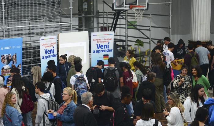 Vista desde arriba de la feria con jóvenes y adolescentes recorriéndola