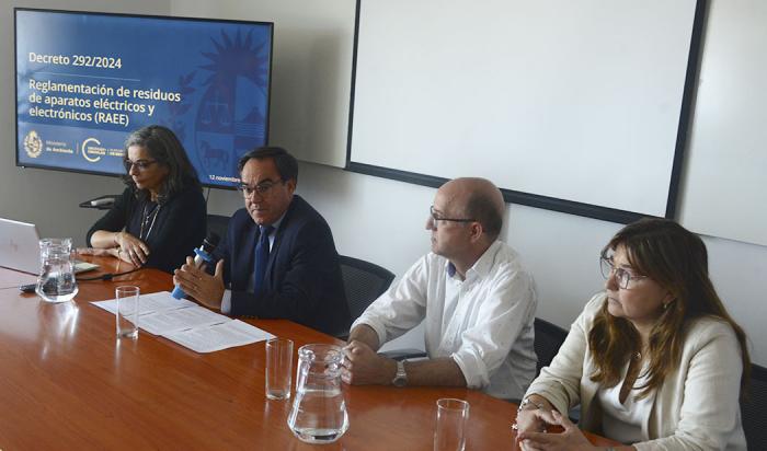 Ministro Bouvier en mesa de autoridades