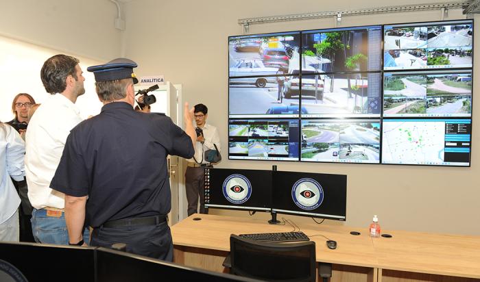 Ministro del Interior, Nicolás Martinelli, junto al jefe de Policía observan el panel de videovigilancia que muestra diferentes puntos del territorio 