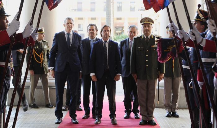 Lacalle Pou con autoridades