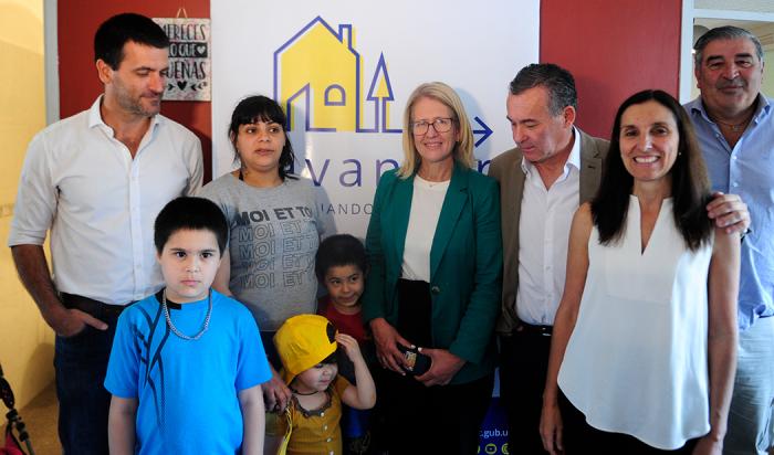 Autoridades del Ejecutivo junto a la familia beneficiada con la vivienda