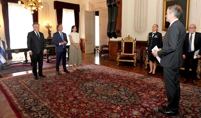 Presidente Luis Lacalle Pou junto a canciller Omar Paganini y la prosecretaria de Presidencia, Mariana Cabrera, reciben al embajador del Reino Unido de Gran Bretaña e Irlanda del Norte