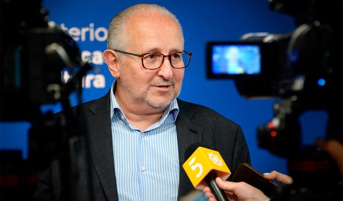 Ministro de Educación y Cultura, Pablo da Silveira, en nota de prensa