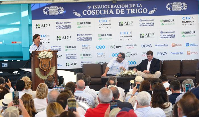 Presidente Luis Lacalle Pou durante su oratoria con el público presente y autoridades nacionales