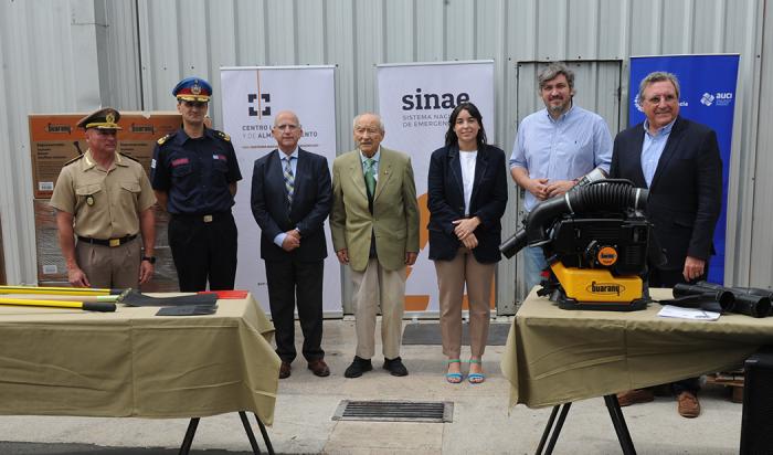 Autoridades en recibiemnto de donación