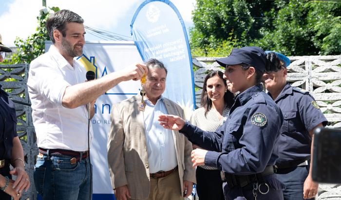 Funcionaria policial y autoridades durante la entrega de llave de su vivienda