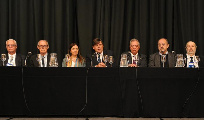 Mesa de autoridades y representantes en apertura del evento