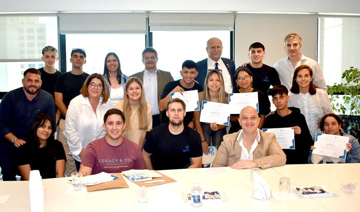 Autoridades de OPP y jóvenes