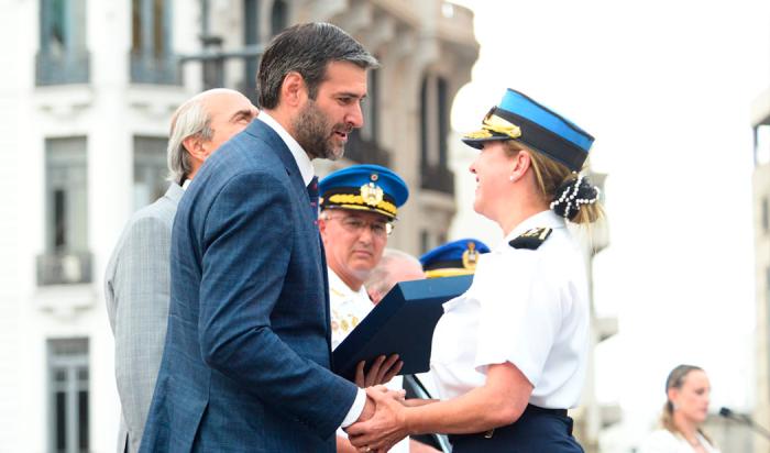 Ministro Nicolás Martinelli entrega reconocimiento a una agente de la Policía Nacional